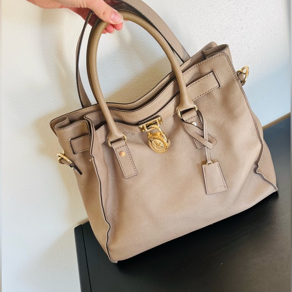 MICHEAL KORS / LARGE HAMILTON LEATHER TOTE! Gently used condition! - Picture 3 of 9